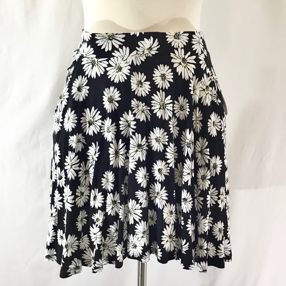 NWT So skater skirt with daisy pattern
